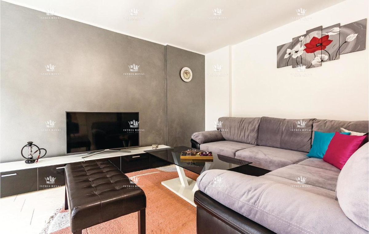 Na prodaj – Družinska hiša s bazenom v Pulju, Valdebek – 220 m² bivalne površine + 400 m² zemljišča!