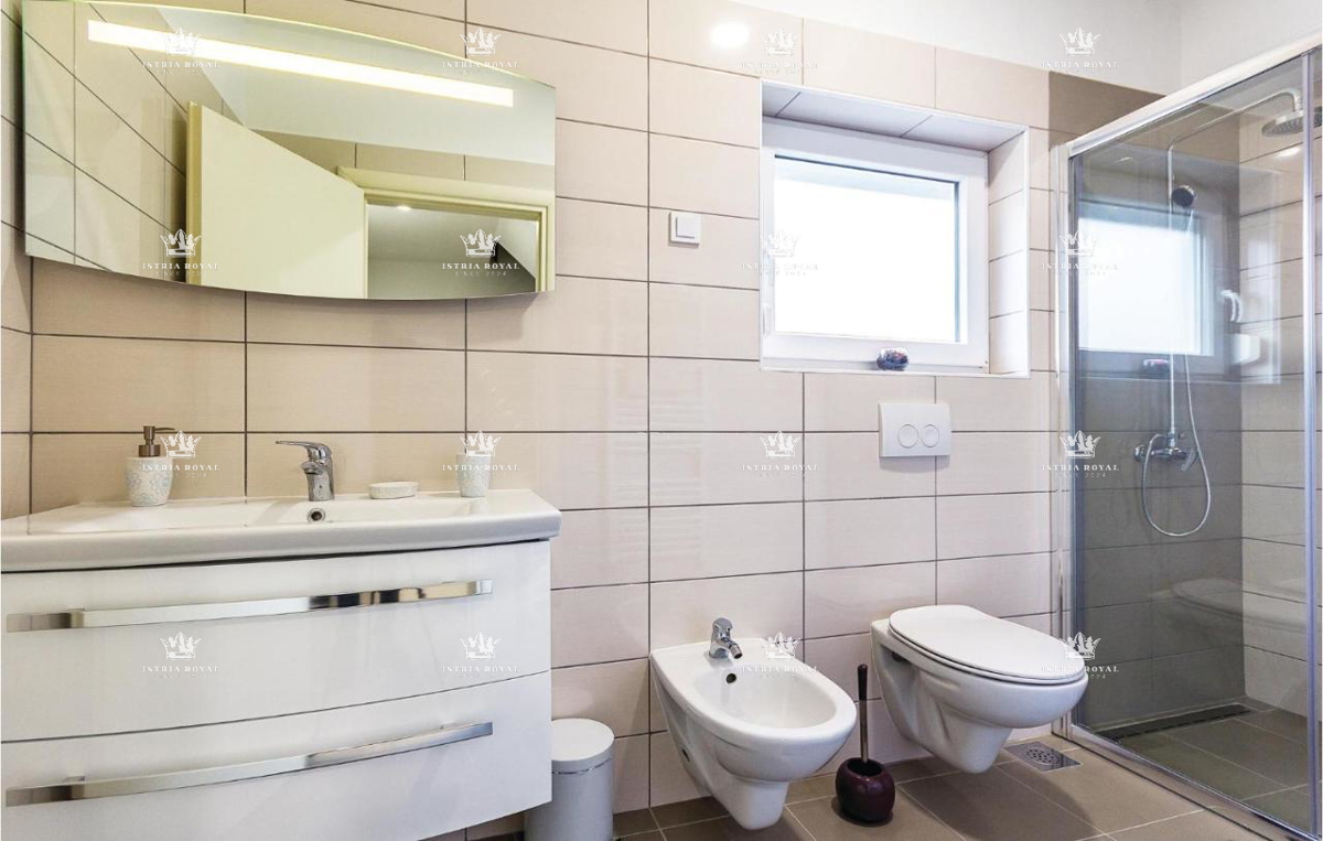 Na prodaj – Družinska hiša s bazenom v Pulju, Valdebek – 220 m² bivalne površine + 400 m² zemljišča!