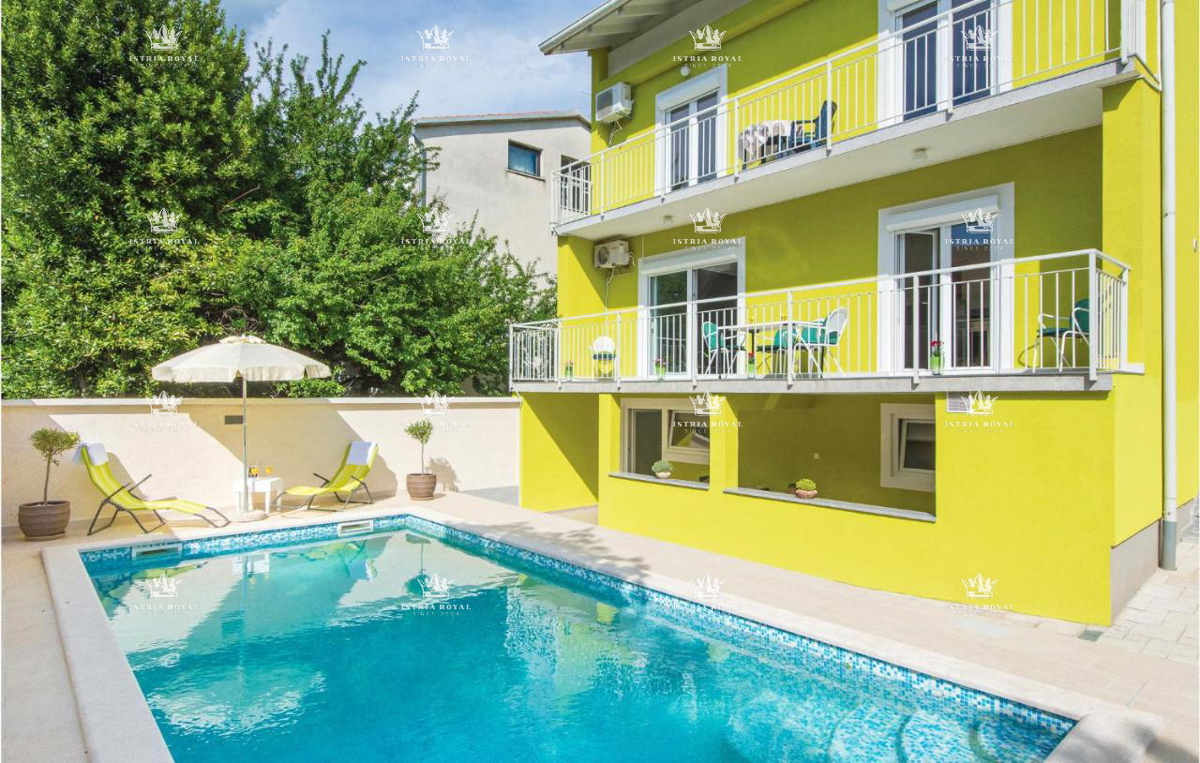 Na prodaj – Družinska hiša s bazenom v Pulju, Valdebek – 220 m² bivalne površine + 400 m² zemljišča!