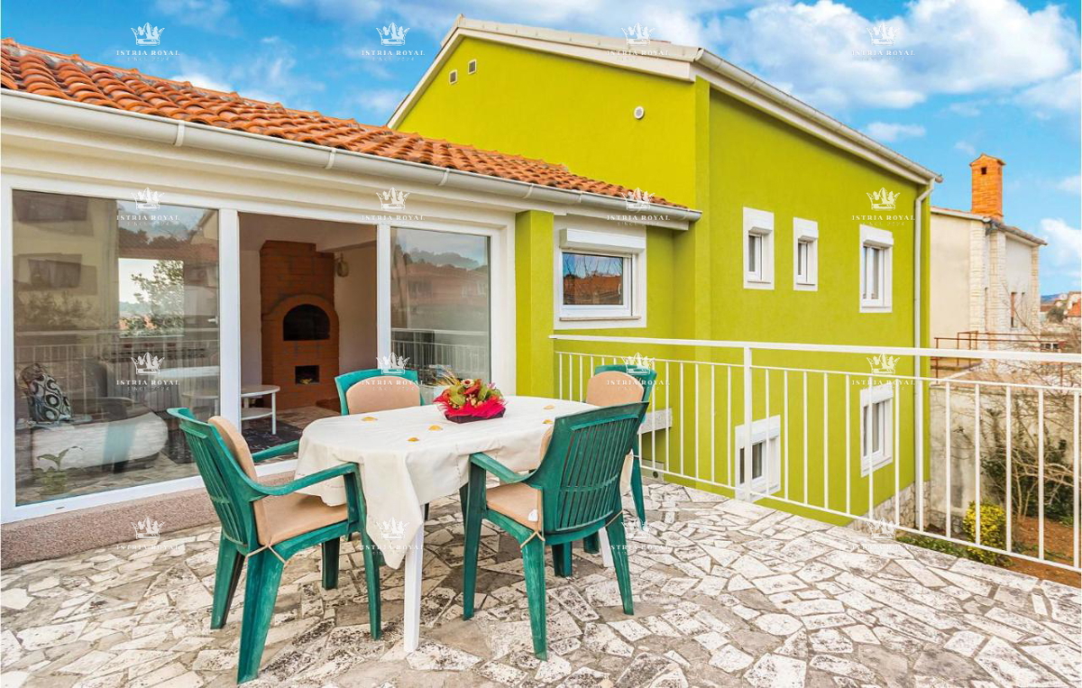 Na prodaj – Družinska hiša s bazenom v Pulju, Valdebek – 220 m² bivalne površine + 400 m² zemljišča!