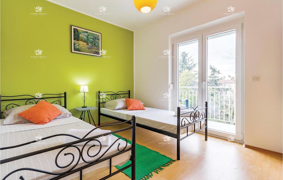 Na prodaj – Družinska hiša s bazenom v Pulju, Valdebek – 220 m² bivalne površine + 400 m² zemljišča!