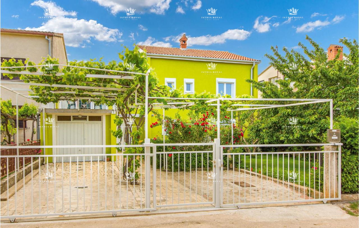 Na prodaj – Družinska hiša s bazenom v Pulju, Valdebek – 220 m² bivalne površine + 400 m² zemljišča!