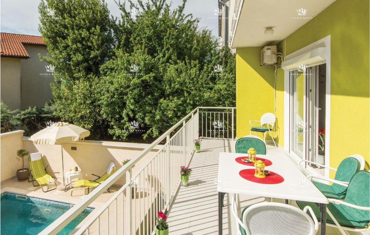 Na prodaj – Družinska hiša s bazenom v Pulju, Valdebek – 220 m² bivalne površine + 400 m² zemljišča!