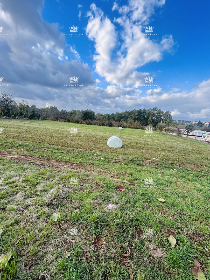 Gradbeno zemljišče 4000 m² naprodaj – okolica Baderne, visoka gradbena dovoljenost, infrastruktura na parceli