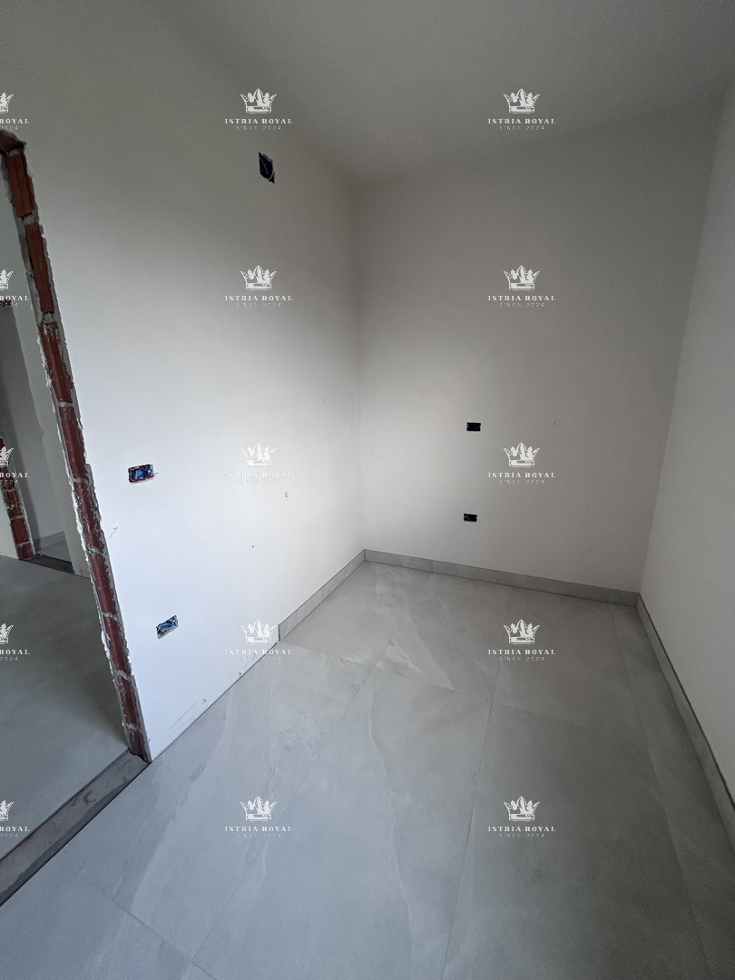 Istra, Umag, stanovanje 88 m2, 3 sobe + jedilnica, garaža, shramba, bazen, 1. nadstropje