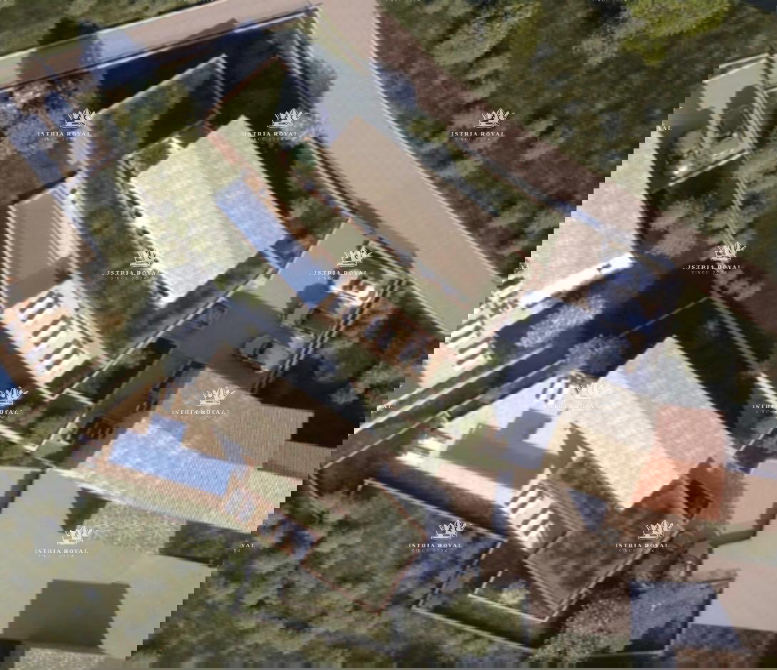 Istra, v bližini Oprtlja, Kalegarići, gradbena parcela 3042 m2 za 4 vile, vsa infrastruktura v neposredni bližini, vrhunska lega