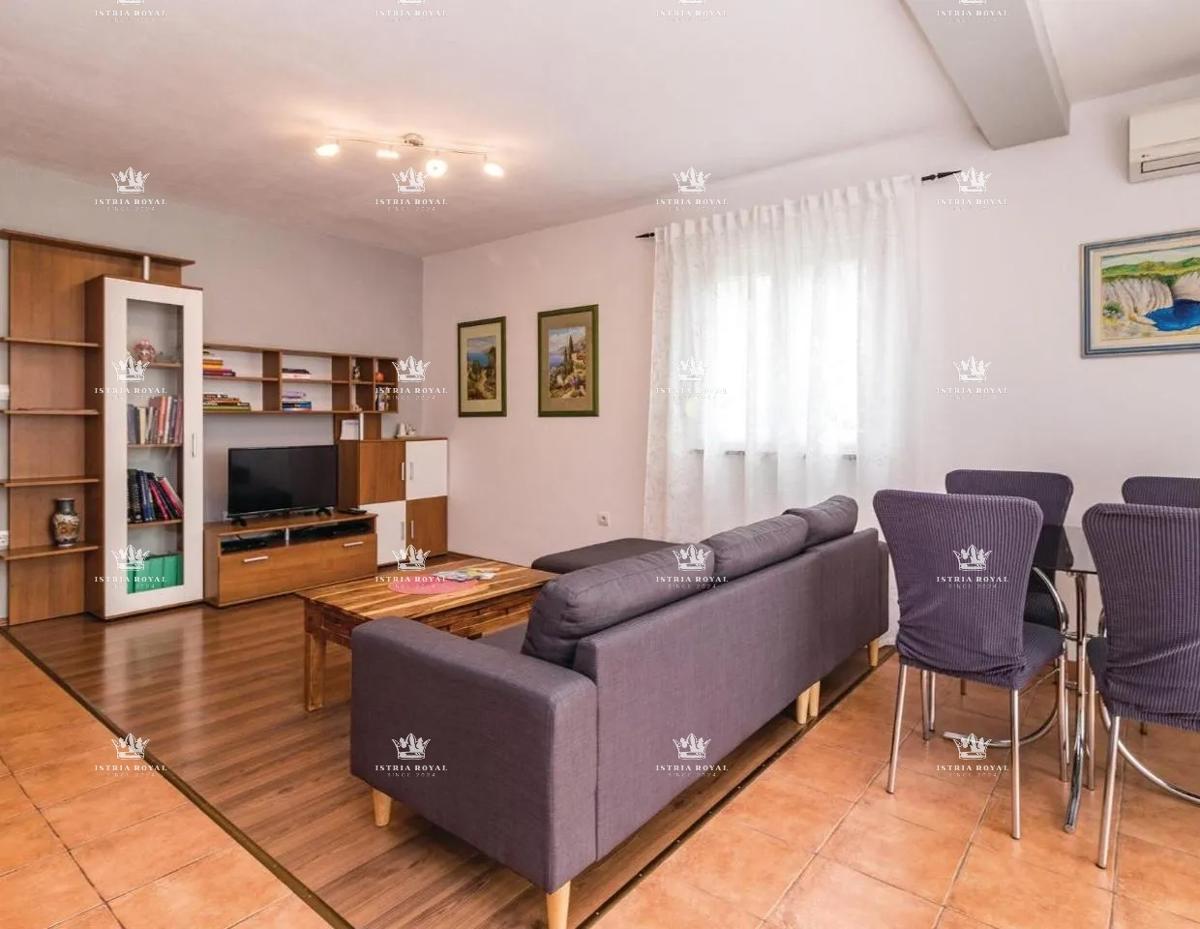 Hiša s bazenom za prodajo – Pula, Škatari