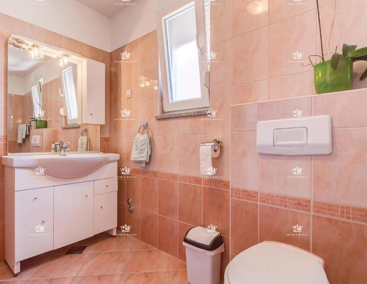 Hiša s bazenom za prodajo – Pula, Škatari