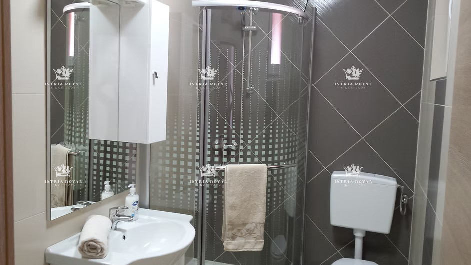 PRODAJA HIŠE Z DVEMA STANOVANJSKIMA ENOTAMA + DVORIŠČE – SKUPAJ 136,78 m²! ISTRA, LIŽNJAN, PULA