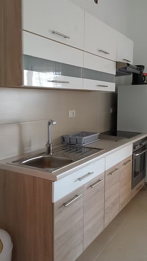 PRODAJA HIŠE Z DVEMA STANOVANJSKIMA ENOTAMA + DVORIŠČE – SKUPAJ 136,78 m²! ISTRA, LIŽNJAN, PULA