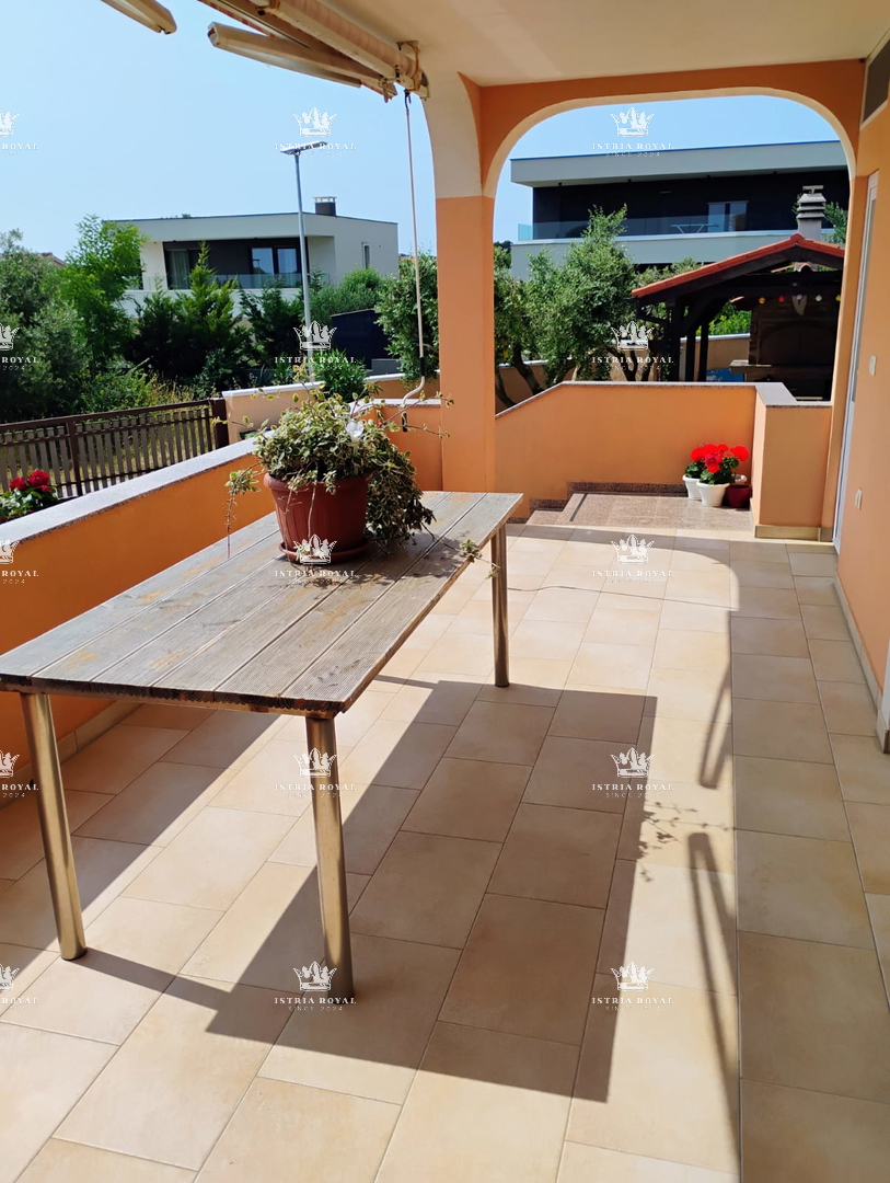 PRODAJA HIŠE Z DVEMA STANOVANJSKIMA ENOTAMA + DVORIŠČE – SKUPAJ 136,78 m²! ISTRA, LIŽNJAN, PULA