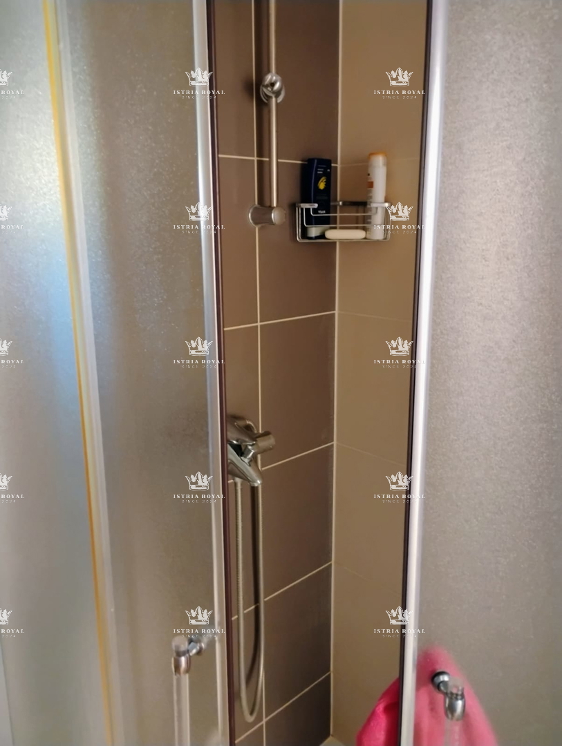 PRODAJA HIŠE Z DVEMA STANOVANJSKIMA ENOTAMA + DVORIŠČE – SKUPAJ 136,78 m²! ISTRA, LIŽNJAN, PULA