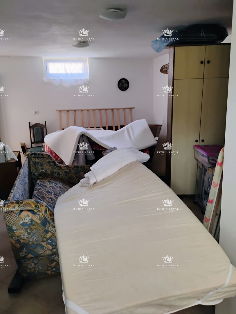 PRODAJA HIŠE Z DVEMA STANOVANJSKIMA ENOTAMA + DVORIŠČE – SKUPAJ 136,78 m²! ISTRA, LIŽNJAN, PULA