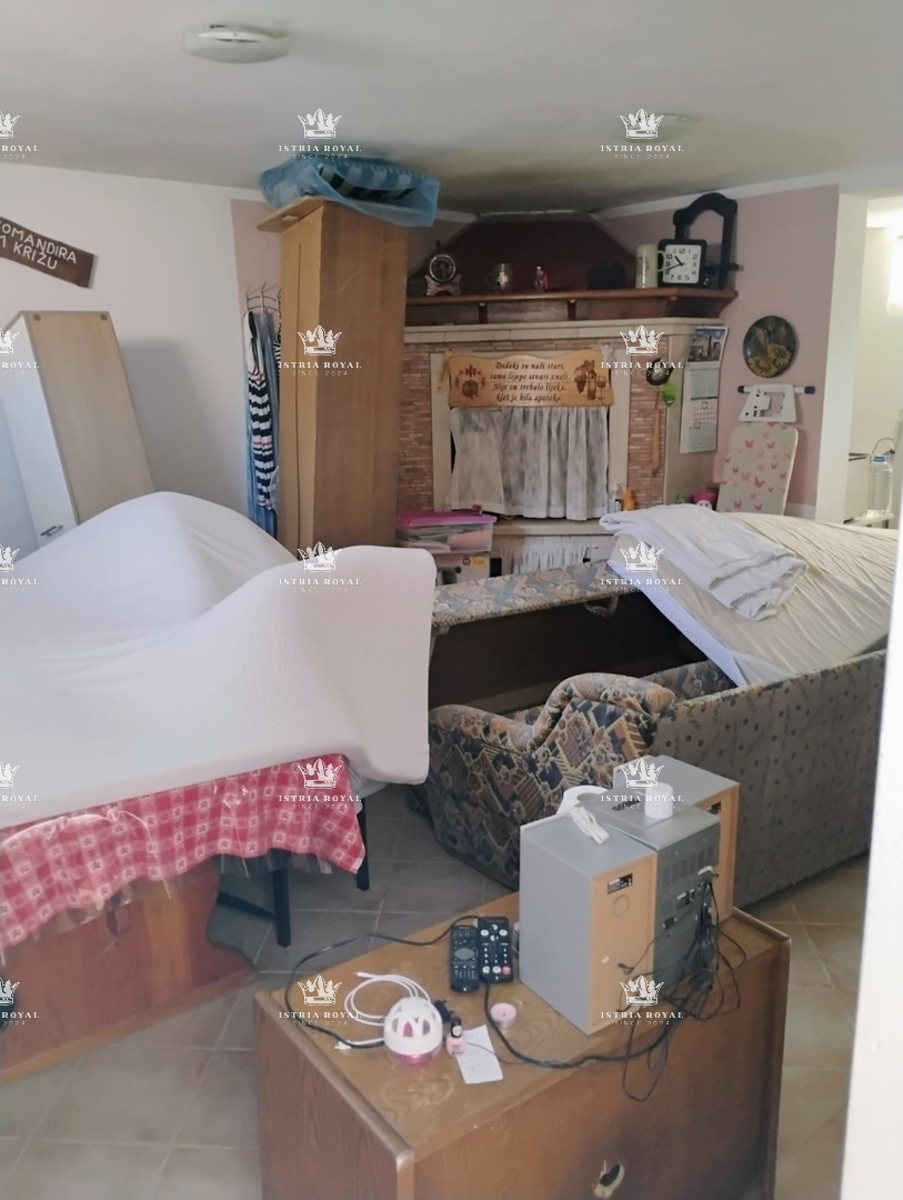 PRODAJA HIŠE Z DVEMA STANOVANJSKIMA ENOTAMA + DVORIŠČE – SKUPAJ 136,78 m²! ISTRA, LIŽNJAN, PULA