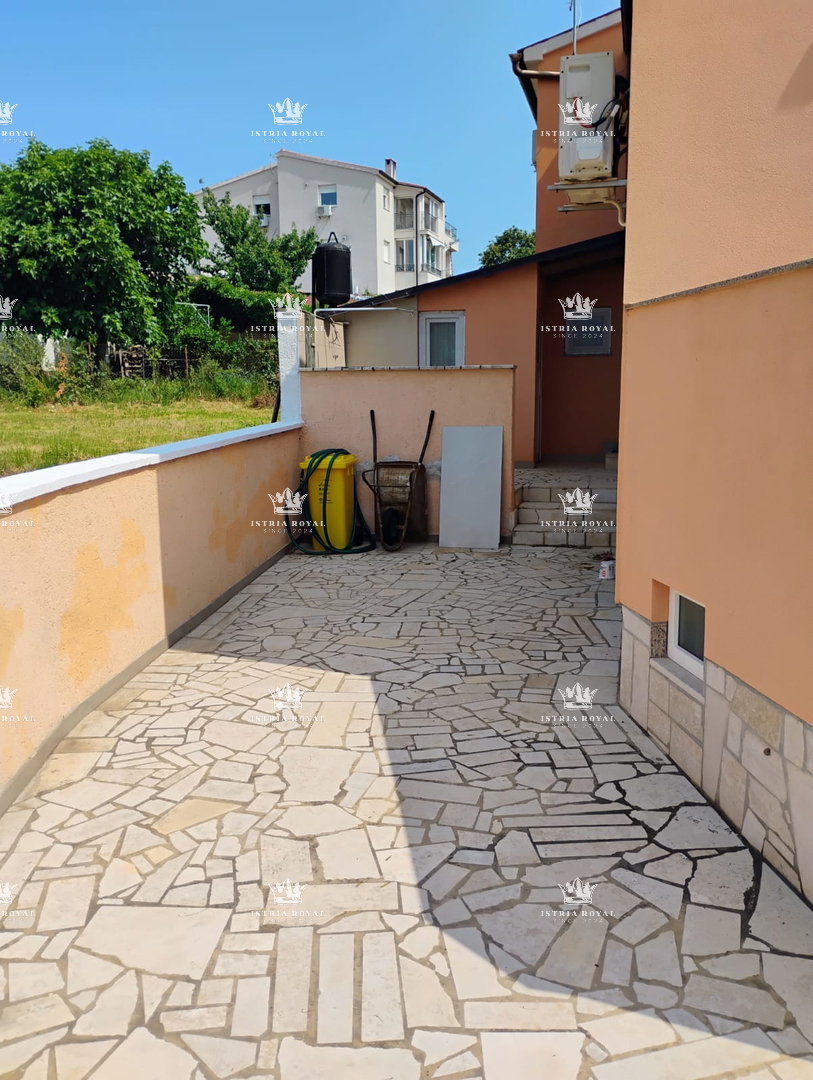 PRODAJA HIŠE Z DVEMA STANOVANJSKIMA ENOTAMA + DVORIŠČE – SKUPAJ 136,78 m²! ISTRA, LIŽNJAN, PULA