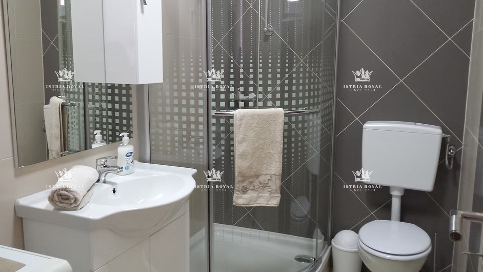 PRODAJA HIŠE Z DVEMA STANOVANJSKIMA ENOTAMA + DVORIŠČE – SKUPAJ 136,78 m²! ISTRA, LIŽNJAN, PULA