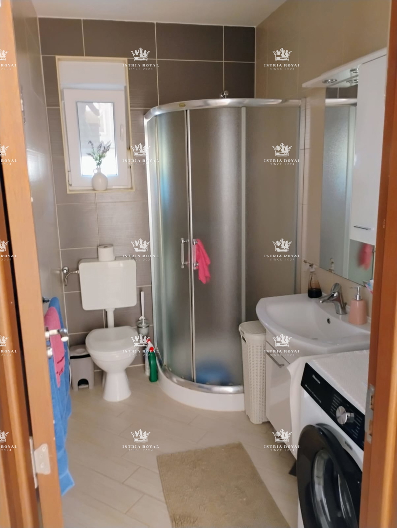 PRODAJA HIŠE Z DVEMA STANOVANJSKIMA ENOTAMA + DVORIŠČE – SKUPAJ 136,78 m²! ISTRA, LIŽNJAN, PULA