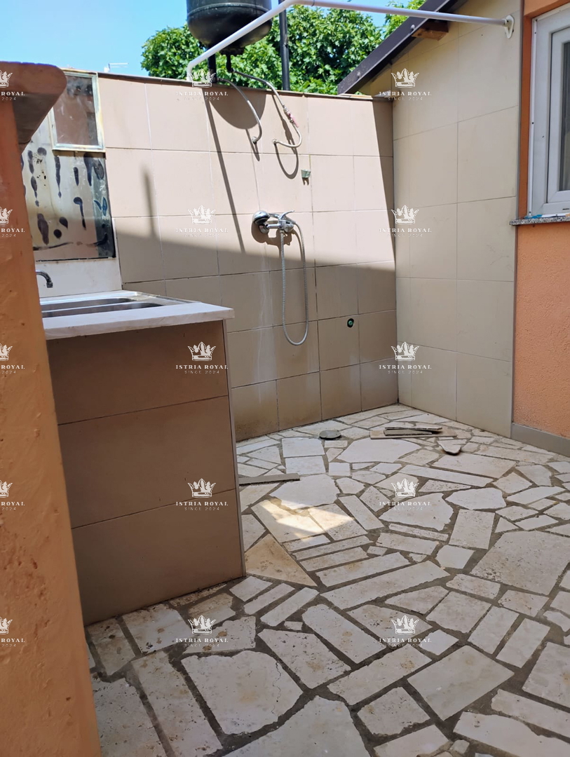PRODAJA HIŠE Z DVEMA STANOVANJSKIMA ENOTAMA + DVORIŠČE – SKUPAJ 136,78 m²! ISTRA, LIŽNJAN, PULA