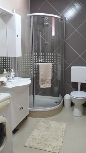 PRODAJA HIŠE Z DVEMA STANOVANJSKIMA ENOTAMA + DVORIŠČE – SKUPAJ 136,78 m²! ISTRA, LIŽNJAN, PULA