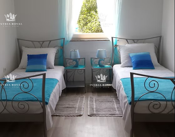 PRODAJA HIŠE Z DVEMA STANOVANJSKIMA ENOTAMA + DVORIŠČE – SKUPAJ 136,78 m²! ISTRA, LIŽNJAN, PULA