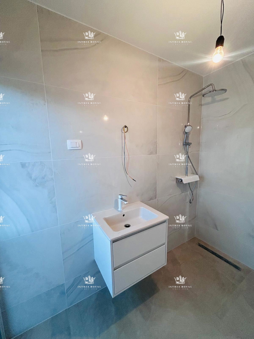 Istra, Karigador, DVOJNA HIŠA 118 m2, 3 SPALNICE + DNEVNA SOBA, 300 m od morja, pogled na morje