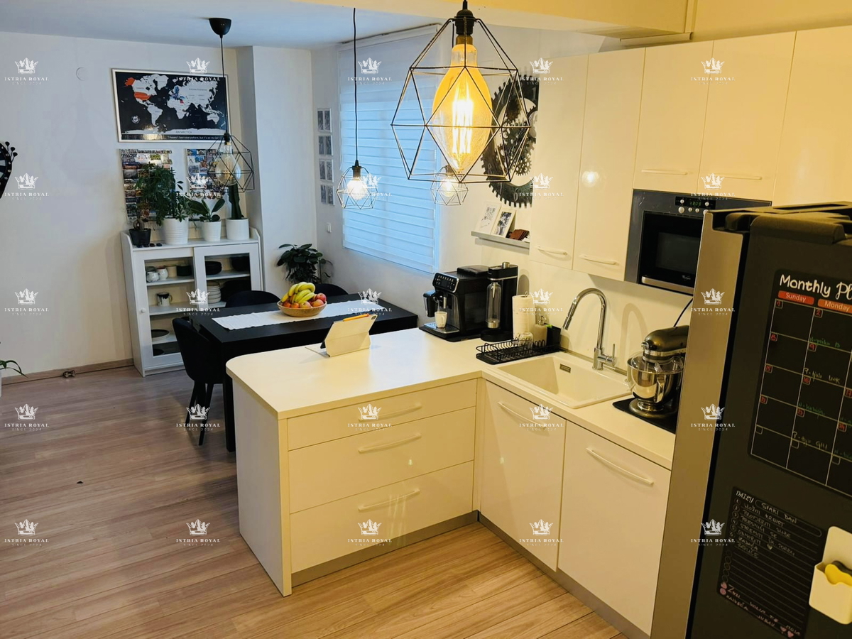 Istra, Pula, moderan stan 105 m2, parkirišče, 2SS+DB, terasa, dodatno podstrešje