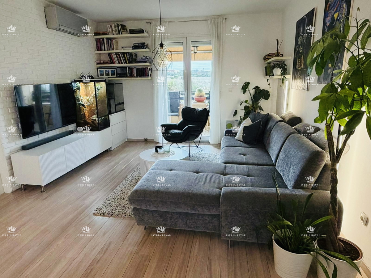 Istra, Pula, moderan stan 105 m2, parkirišče, 2SS+DB, terasa, dodatno podstrešje