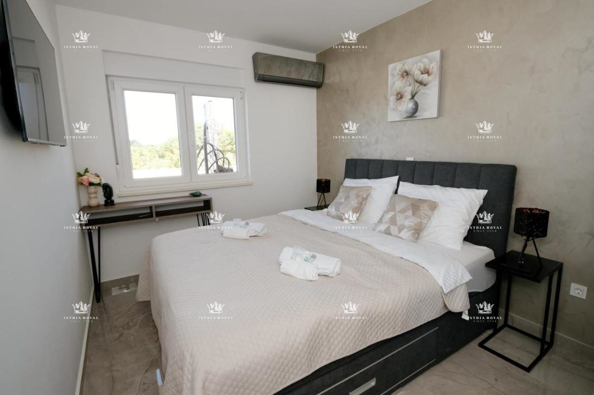 Luksuzna vila z bazenom za prodajo – Pula, novogradnja, Istra.