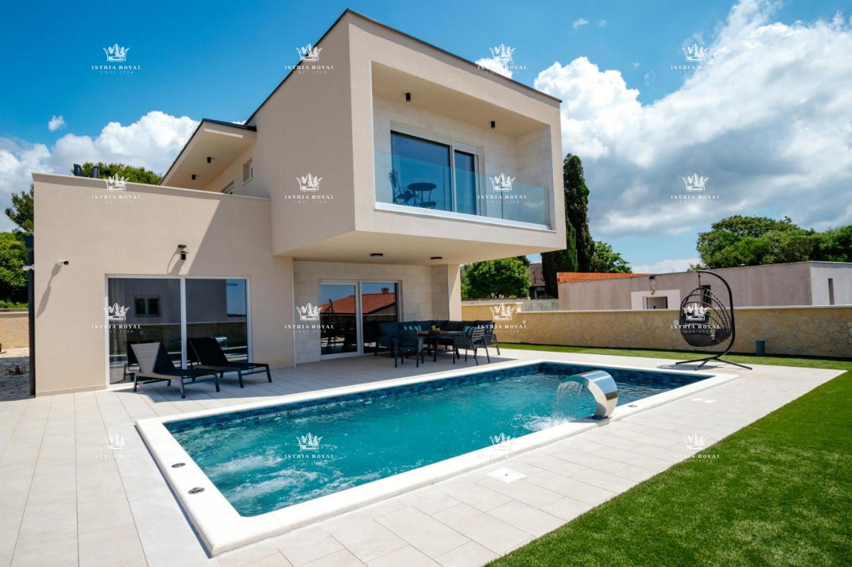 Luksuzna vila z bazenom za prodajo – Pula, novogradnja, Istra.