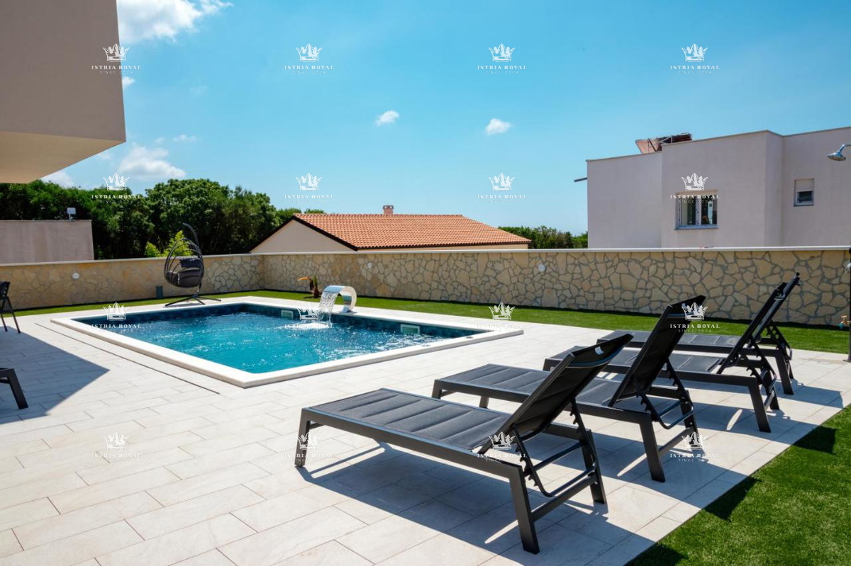 Luksuzna vila z bazenom za prodajo – Pula, novogradnja, Istra.