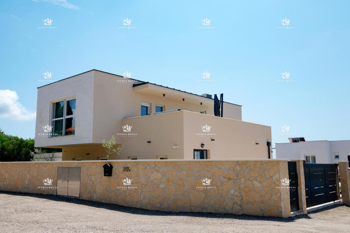 Luksuzna vila z bazenom za prodajo – Pula, novogradnja, Istra.