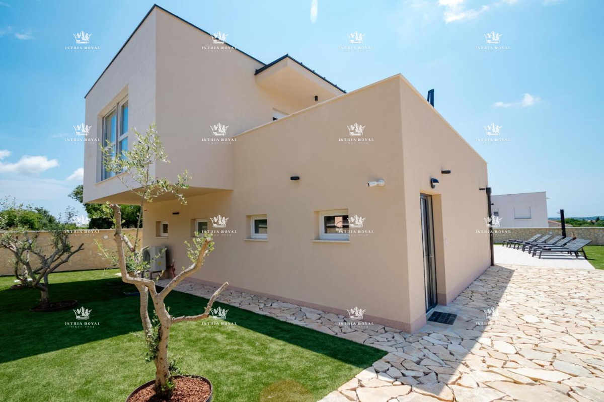 Luksuzna vila z bazenom za prodajo – Pula, novogradnja, Istra.