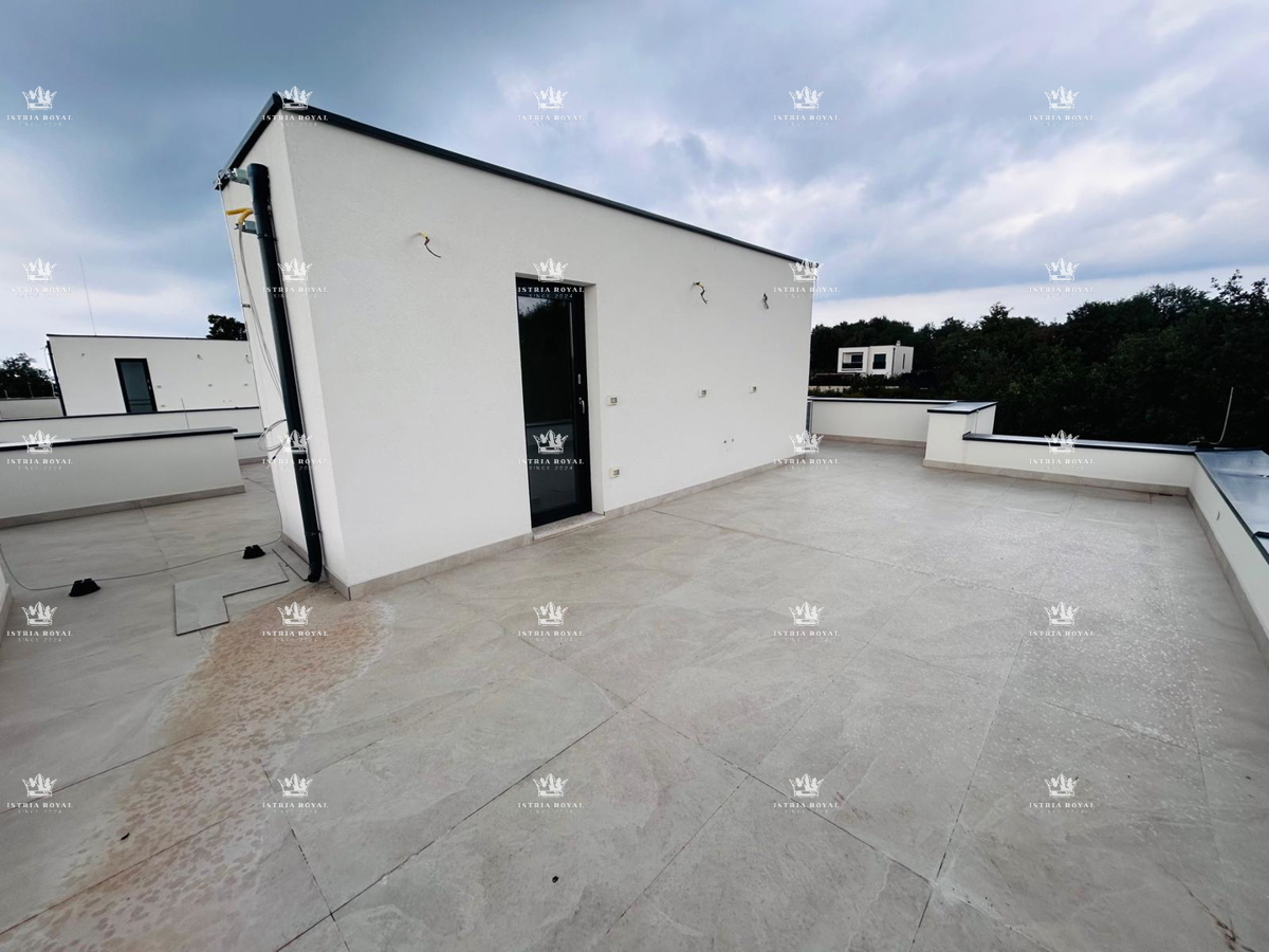 PRODAJA, ISTRA, KARIGADOR, DVOSOBNI DUPLEX, 118 M2, 3 SPALNE PROSTORIJE, 300 M OD MORJA, POGLED NA MORJE