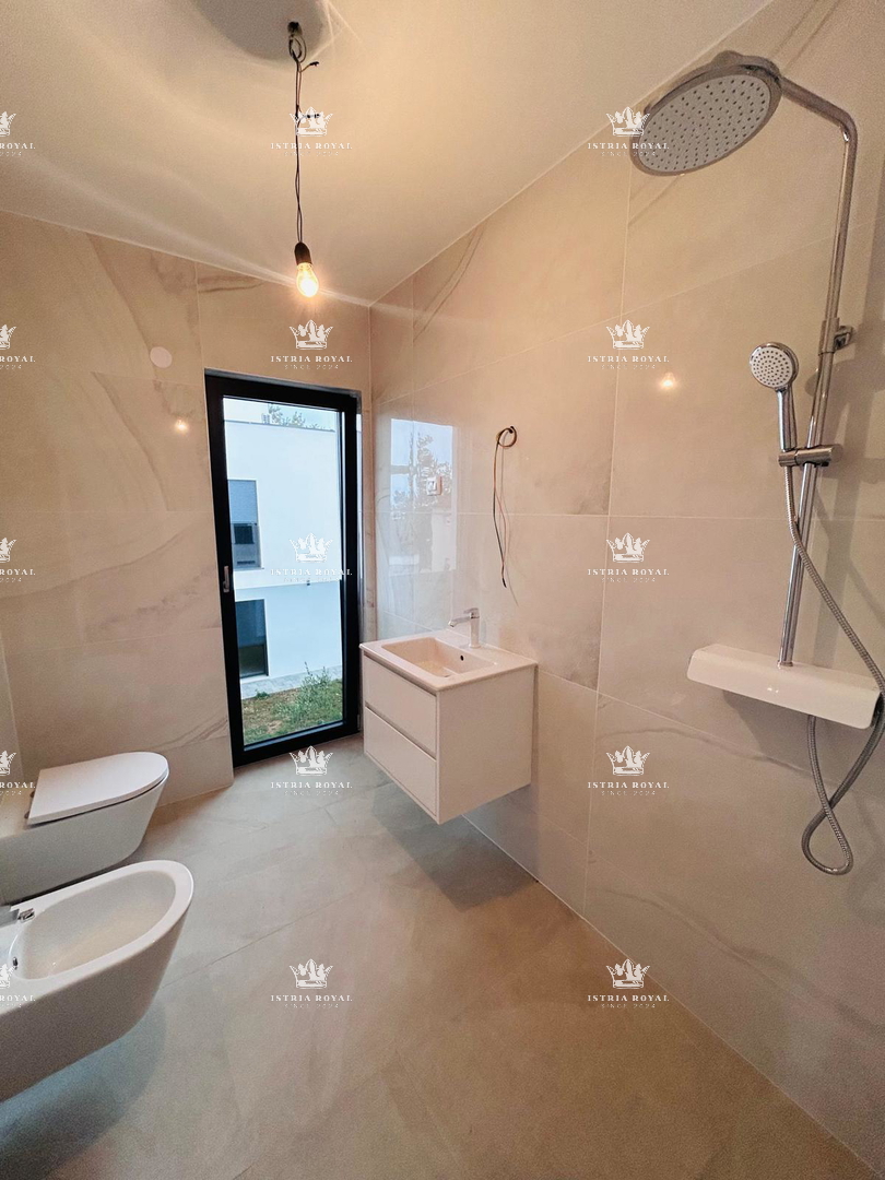 PRODAJA, ISTRA, KARIGADOR, DVOSOBNI DUPLEX, 118 M2, 3 SPALNE PROSTORIJE, 300 M OD MORJA, POGLED NA MORJE