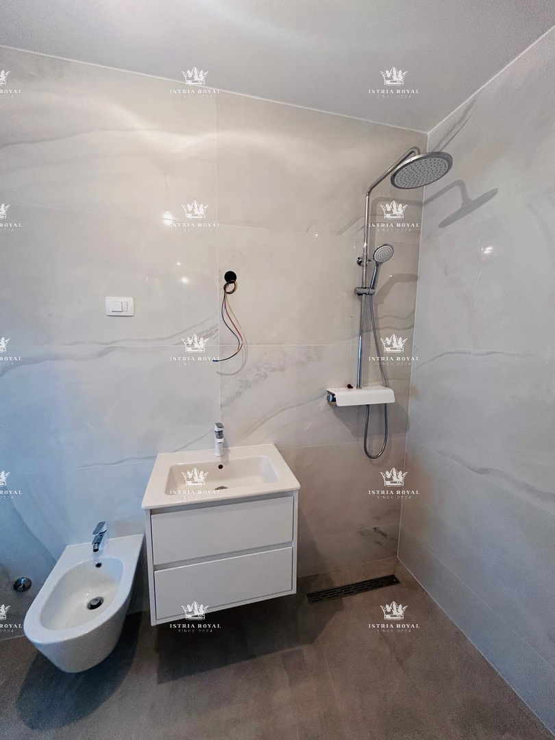 PRODAJA, ISTRA, KARIGADOR, DVOSOBNI DUPLEX, 118 M2, 3 SPALNE PROSTORIJE, 300 M OD MORJA, POGLED NA MORJE