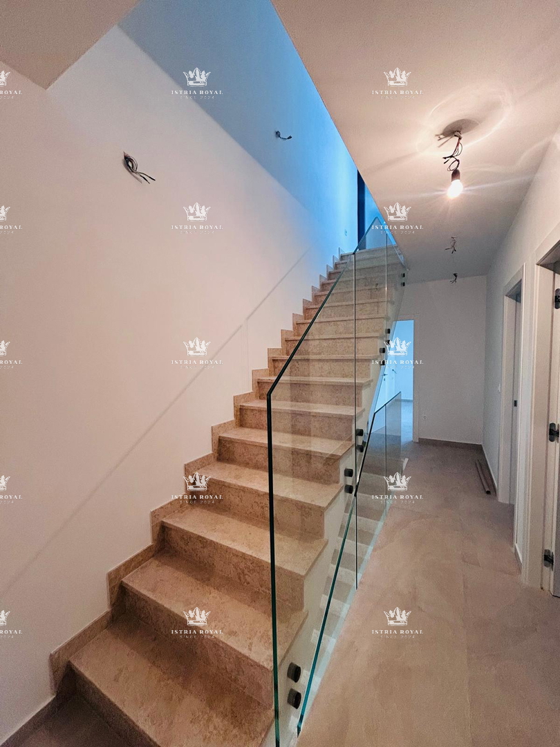 PRODAJA, ISTRA, KARIGADOR, DVOSOBNI DUPLEX, 118 M2, 3 SPALNE PROSTORIJE, 300 M OD MORJA, POGLED NA MORJE