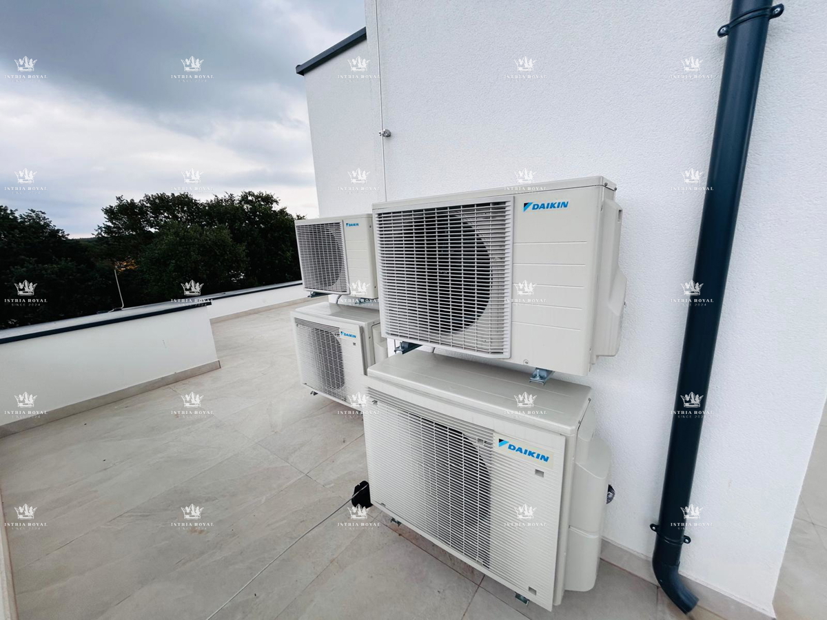 PRODAJA, ISTRA, KARIGADOR, DVOSOBNI DUPLEX, 118 M2, 3 SPALNE PROSTORIJE, 300 M OD MORJA, POGLED NA MORJE