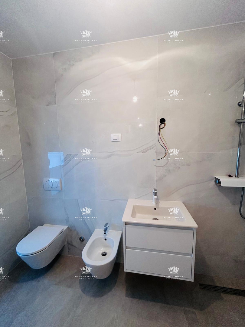 PRODAJA, ISTRA, KARIGADOR, DVOSOBNI DUPLEX, 118 M2, 3 SPALNE PROSTORIJE, 300 M OD MORJA, POGLED NA MORJE