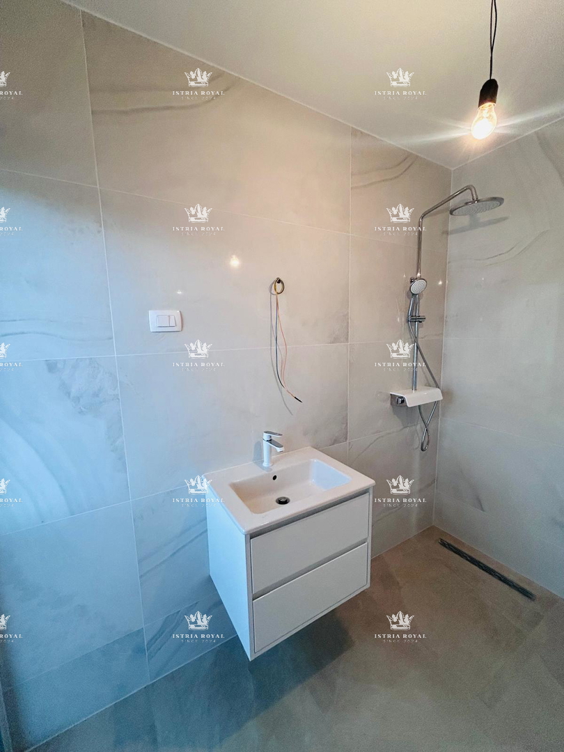 PRODAJA, ISTRA, KARIGADOR, DVOSOBNI DUPLEX, 118 M2, 3 SPALNE PROSTORIJE, 300 M OD MORJA, POGLED NA MORJE