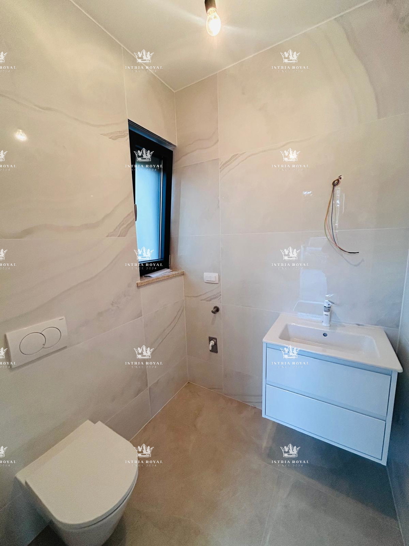 PRODAJA, ISTRA, KARIGADOR, DVOSOBNI DUPLEX, 118 M2, 3 SPALNE PROSTORIJE, 300 M OD MORJA, POGLED NA MORJE