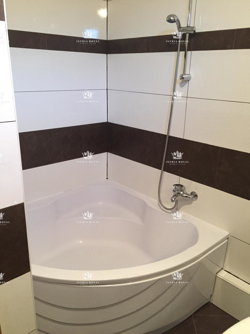 PRODAJA STANOVANJA V FUNTANI – PRIZEMJE, 2SS+DB, 82 m², 250 m OD MORJA.