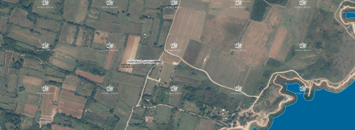NAPRODAJO – KMETIJSKO ZEMLJIŠČE Z OLJČNIKOM 3674 m² OB MORJU – LIŽNJAN