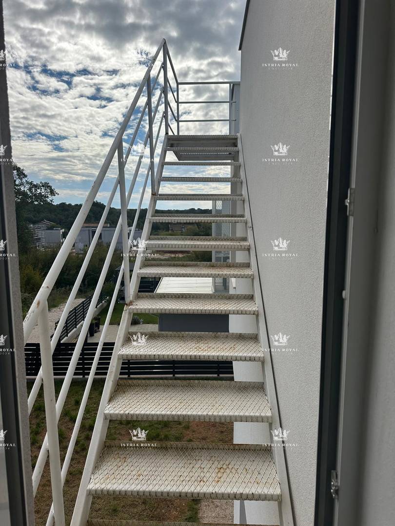 ISTRA, KARIGADOR, DVOJNIK, 2 SPALNI PROSTORI, 118 M2, 300 M OD MORJA, POGLED NA MORJE