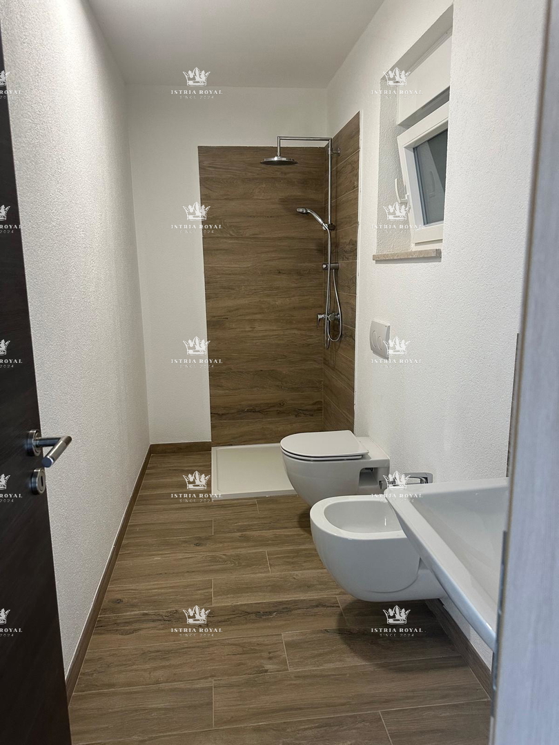 ISTRA, KARIGADOR, DVOJNIK, 2 SPALNI PROSTORI, 118 M2, 300 M OD MORJA, POGLED NA MORJE