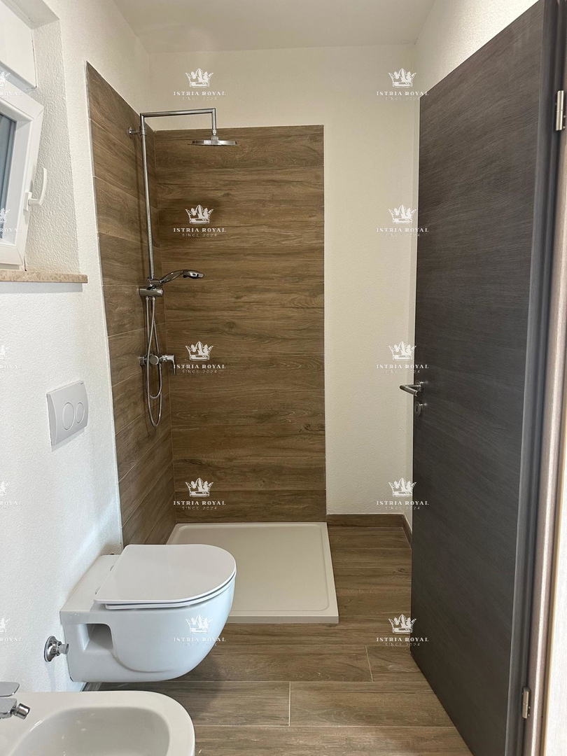 ISTRA, KARIGADOR, DVOJNIK, 2 SPALNI PROSTORI, 118 M2, 300 M OD MORJA, POGLED NA MORJE