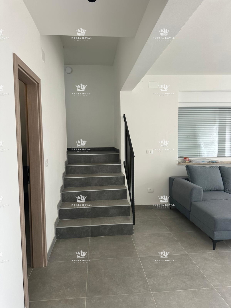 ISTRA, KARIGADOR, DVOJNIK, 2 SPALNI PROSTORI, 118 M2, 300 M OD MORJA, POGLED NA MORJE