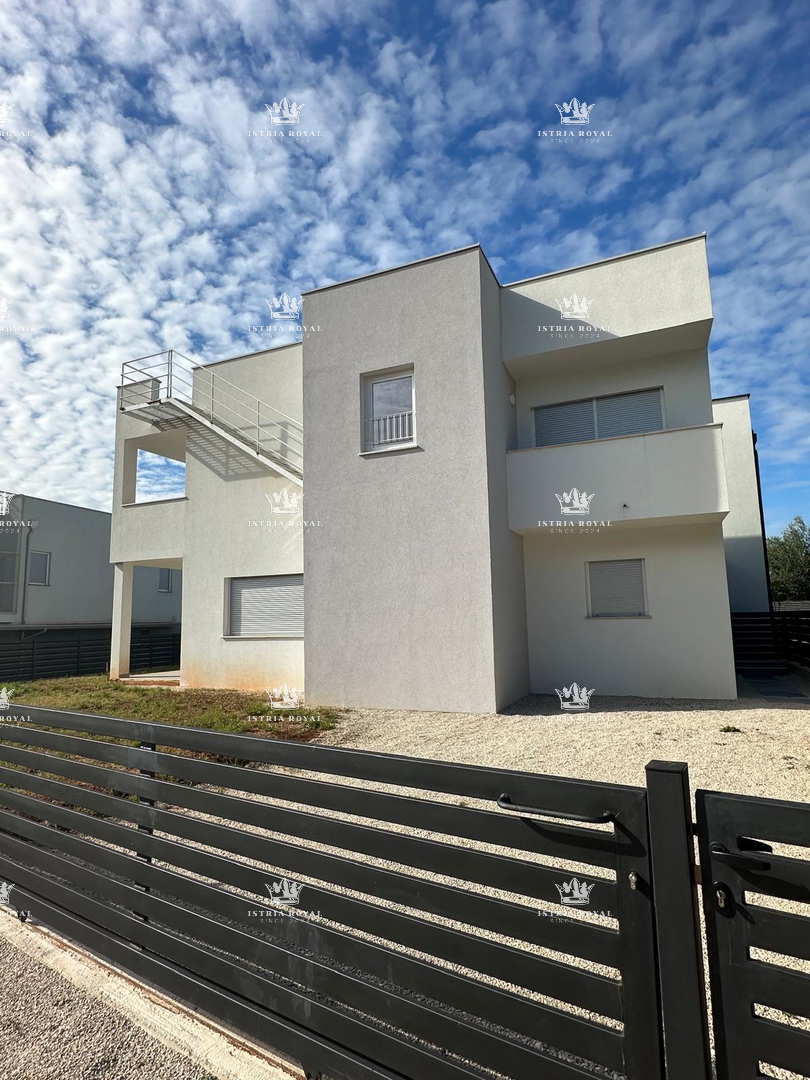 ISTRA, KARIGADOR, DVOJNIK, 2 SPALNI PROSTORI, 118 M2, 300 M OD MORJA, POGLED NA MORJE