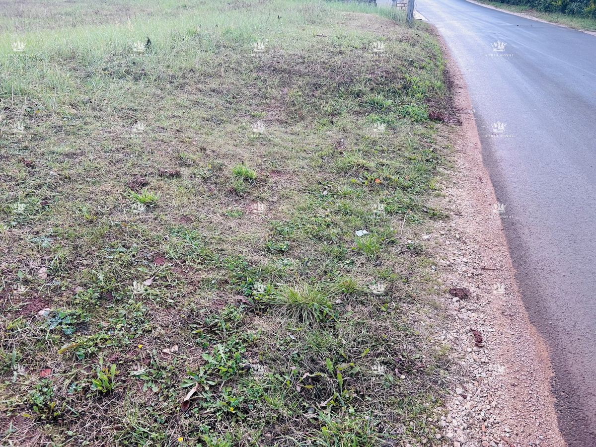 Umag, Juričani, gradbena parcela 900 m2, elektrika, voda, kanalizacija, stanovanjska raba, asfaltirana cesta