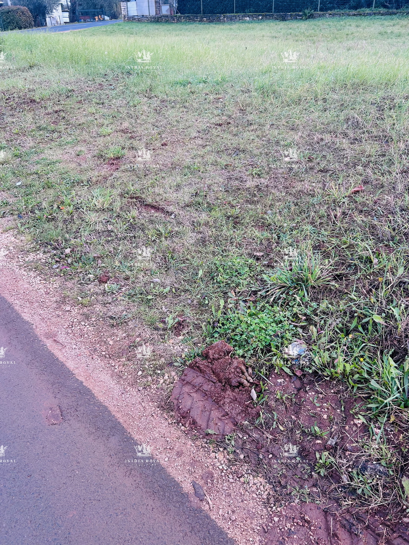 Umag, Juričani, gradbena parcela 900 m2, elektrika, voda, kanalizacija, stanovanjska raba, asfaltirana cesta