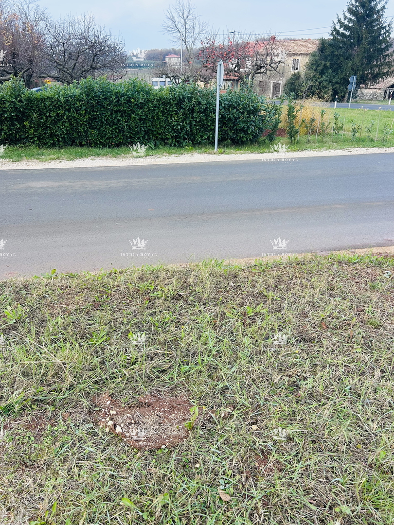 Umag, Juričani, gradbena parcela 900 m2, elektrika, voda, kanalizacija, stanovanjska raba, asfaltirana cesta